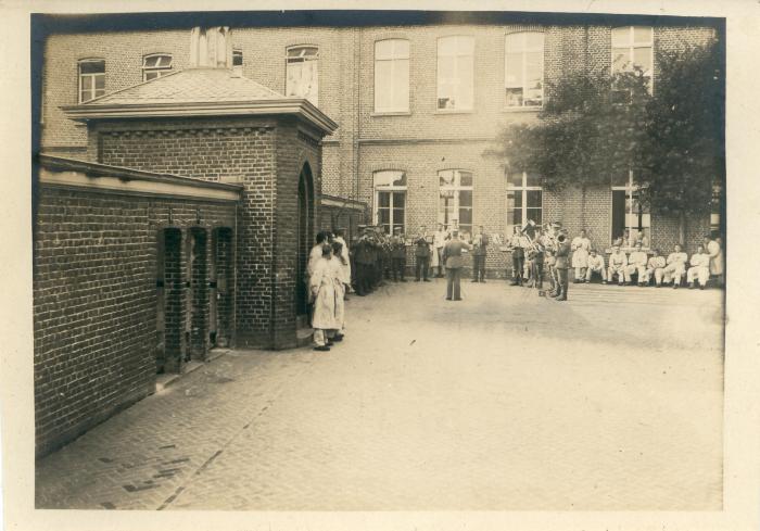 Militaire fanfare op binnenplaats klooster, Moorslede