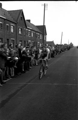 Rinnaert wint wielerwedstrijd Hondekensmolenstraat, Izegem, 1958