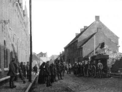 Zicht in Statiestraat na bombardement