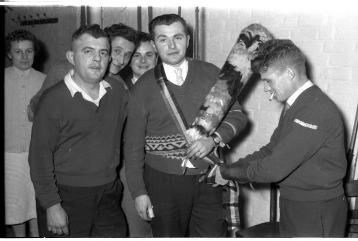 Huldiging boogschutterskampioen café "Stad Kortrijk", Izegem, 1958