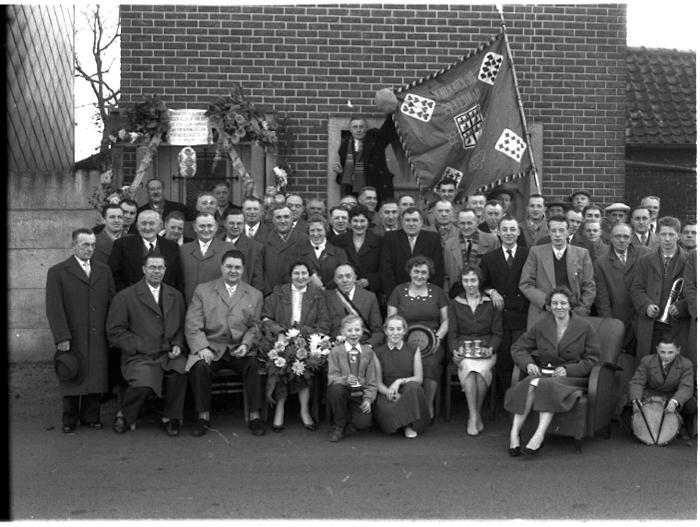 Huldiging kampioen manillen café "De Koekoek", Izegem, 1958