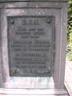 Grafmonument van dokter Conrard Roelens te Lichtervelde 