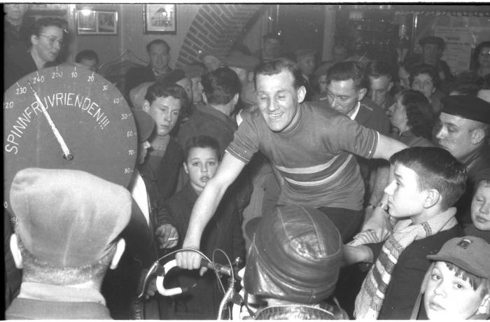 "De spinnerijvrienden" fietsen op rollen, Izegem, 1958