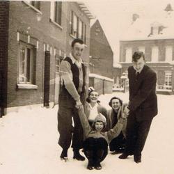 Sneeuwpret in het Kattestretje familie Moeyaert, Gits