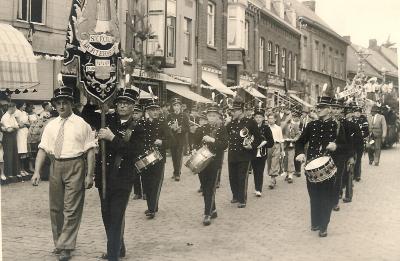 Kon. Fanfare Sint-Cecilia De Zwaan Lichtervelde in stoet honderdjarige 1952 
