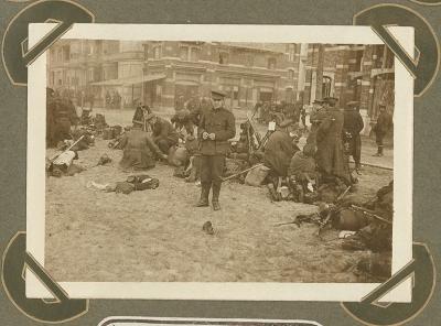 Soldaten 2de Jagers rusten, De Panne 8 september 1915