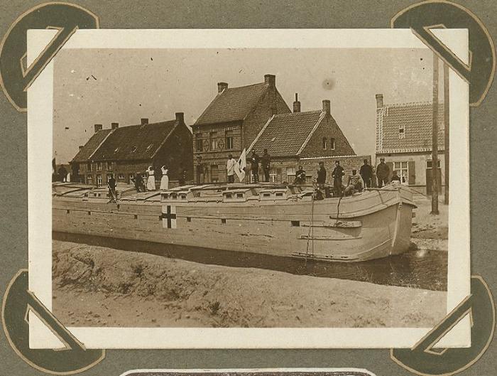 Binnenschip met opschrift Rode Kruis op kanaal, Adinkerke 10 augustus 1915