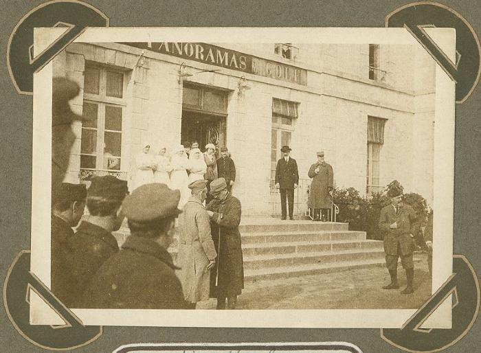 Fransman wordt gedecoreerd,  St. Briac (Fr.) 5 maart 1916 