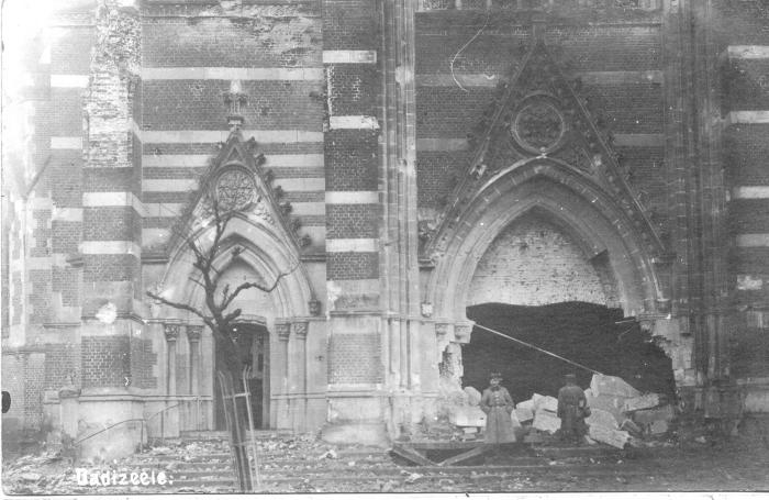 Duitse soldaten bij puin aan ingang kerk, Dadizele