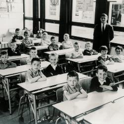 Klasfoto eerste leerjaar met onderwijzer Roger Verhaeghe, 1964