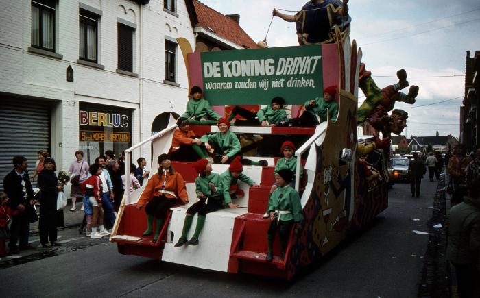 Tap en Torrestoet Dadizele: praalwagen met slogan; 15 mei 1983