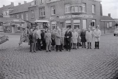 Overhandiging nieuwe bulldozer, Moorslede april 1972