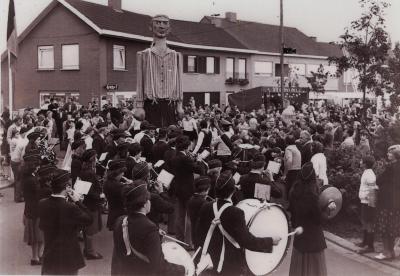 Reus Jan Pieter (de Rosten van Kachtem) wandelt in straten, Kachtem 26 september 1980