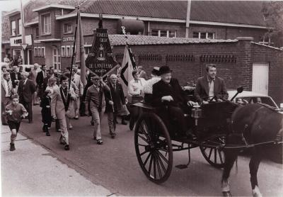 Stoet met toneelvereniging op markt, Kachtem 26 september 1980