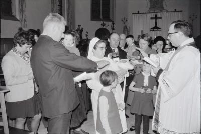 Fotoreportage doopsel kindje van Lutgarde Messiaen, Moorslede 1970