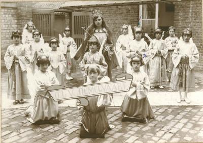 Ghislaine Van Middelein in processie, Oudenburg, +/- 1930