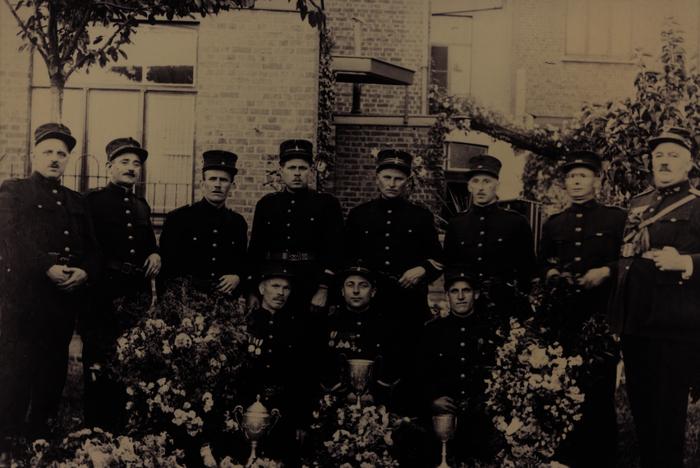 Groepsfoto, drie bekers gewonnen, 1929