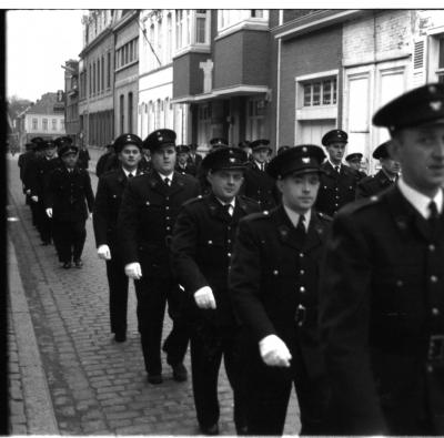 Heer Bral met twee vleugeladjudanten, Izegem 1957