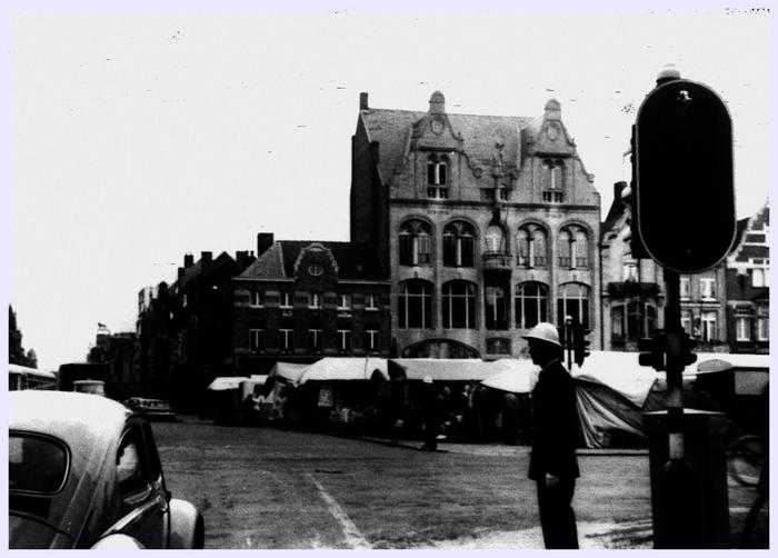 Agent Gaston Buyse regelt het verkeer, 1958