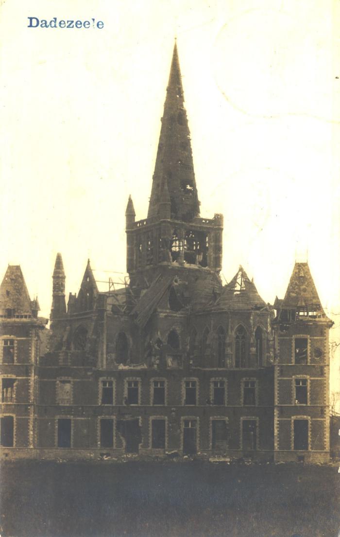 Beschadigd kasteel en kerk, Dadizele