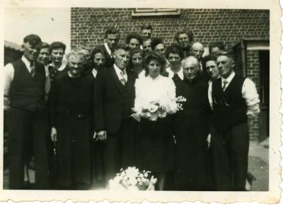 Familiefoto met bruidspaar