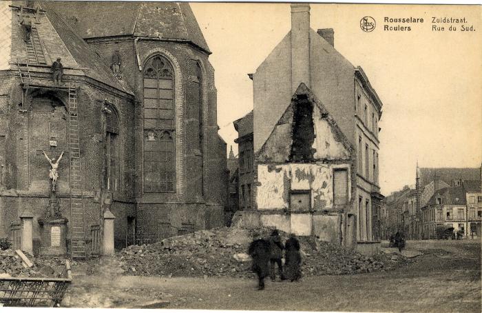 Dakwerkers doen herstellingswerken aan de kooromgang van de Sint-Michielskerk