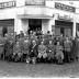 Groepsfoto bij café 'Sportif', Emelgem 1957