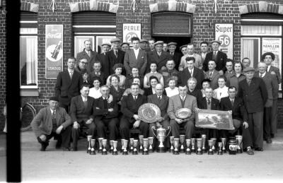 Café 'De Sportvriend': groepsfoto, Izegem 1957