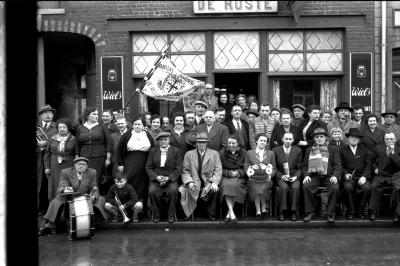 Café 'De Ruste': groepsfoto, Izegem 1957