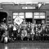 Café 'De Ruste': groepsfoto, Izegem 1957