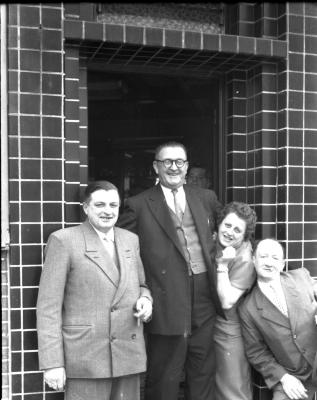 Café 'Den Nieuwen St.-Pieter': groepsfoto, Izegem 1957