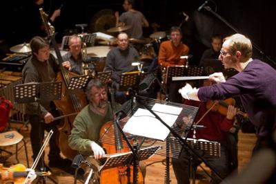 Henk Soenen, dirigent, samen met het orkest, tijdens een voorstelling van het Koninklijk Lyrisch Operettegezelschap "Kunst Veredelt" te Roeselare