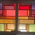 Rechthoekig geometrisch glasraam boven deur