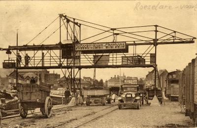 Kaai in Roeselare waar schepen laden en lossen, 1933