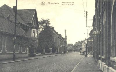 Roeselarestraat te Moorslede met villa familie De Geest