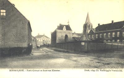 Pastorijstraat en kerk Moorslede