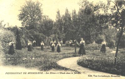 studeren in tuin van pensionaat, Moorslede