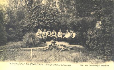 Leerlingen in de tuin van pensionaat, Moorslede