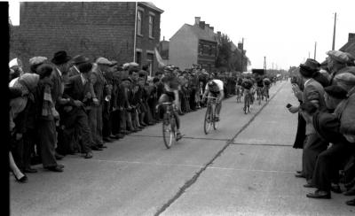 Wielerwedstrijd:De Jaeger tijdens spurt, Ardooie, 1957