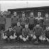 Voetbalploeg poseert op veld, Izegem 1957