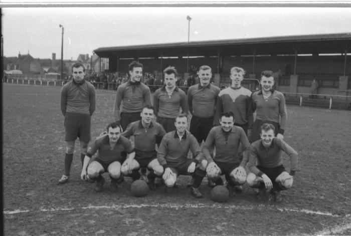 Voetbalploeg poseert op veld, Izegem 1957