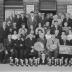 Café 'De Sportvriend': groepsfoto, Izegem 1957