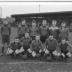 Voetbalploeg poseert op veld, Izegem 1957