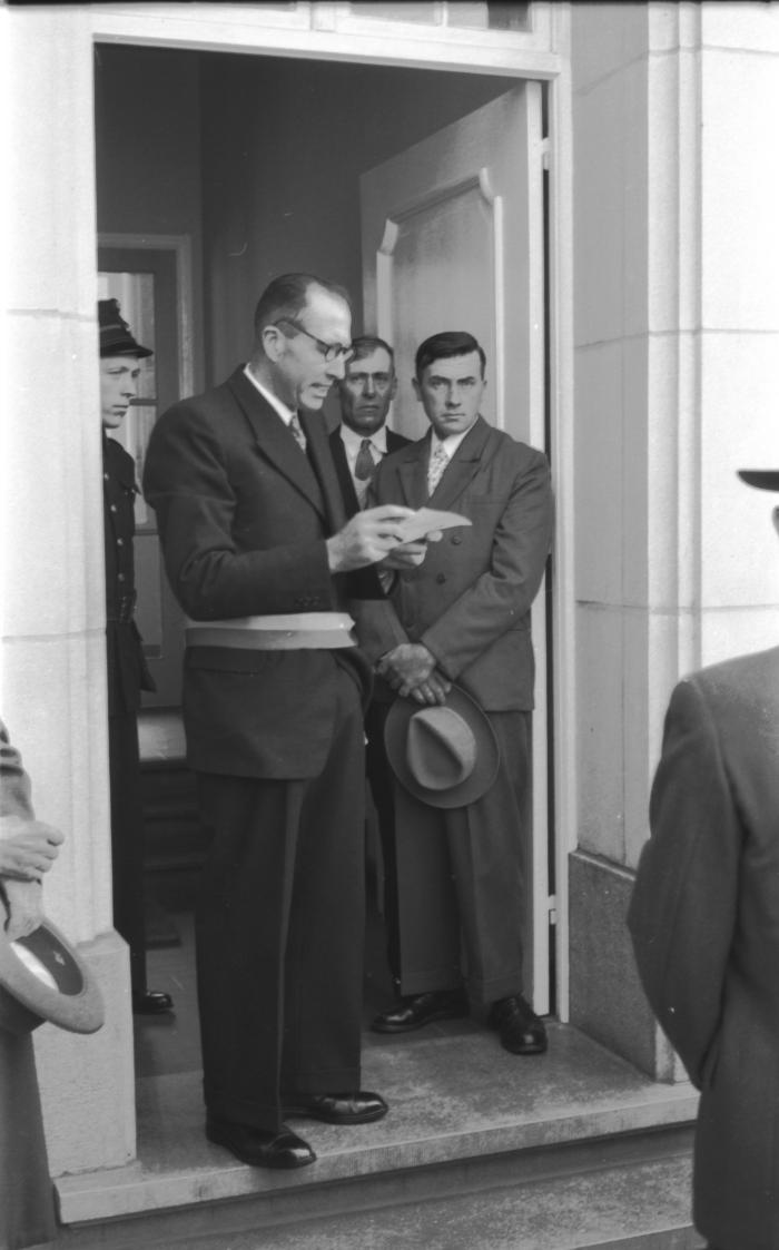 Herdenkingsviering van ACV-ACW: Burgemeester Albert Verhelst leest brief aan gemeentehuis, Kachtem 1957