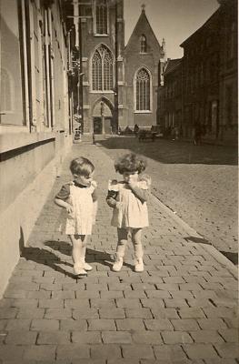 Zicht op de St Tillokerk met vooraan twee kinderen