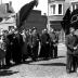 Herdenkingsviering ACV-ACW: neerleggen bloemen aan standbeeld van 9de linie, Kachtem 1957