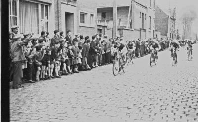 Wielerwedstrijd: spurt in Ardooie, 1957