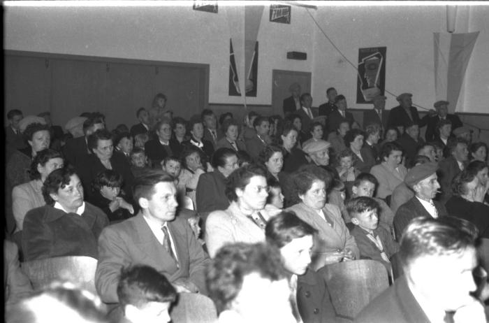 Herdenkingsviering van ACV-ACW: publiek in zaal; Kachtem 1957