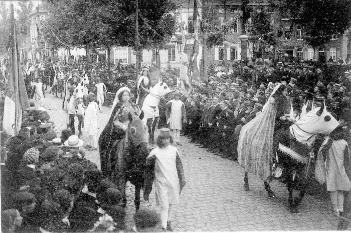 Rodenbachstoet, hofdames van Filippina van Vlaanderen, 1909