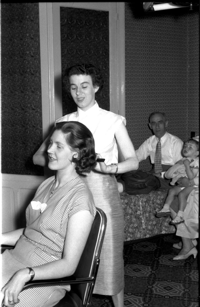 Jacqueline, poseert als kapster, Camiel kijkt toe, Izegem 1957